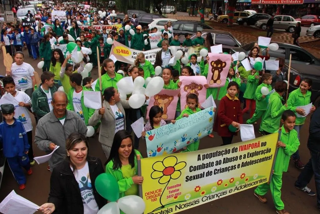 Alunos da rede municipal  participaram  de uma passeata no centro da cidade  (Foto/Divulgação)