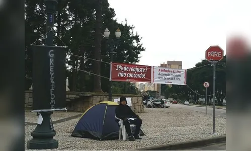 ​Homem se acorrenta e faz greve de fome em apoio aos professores do PR