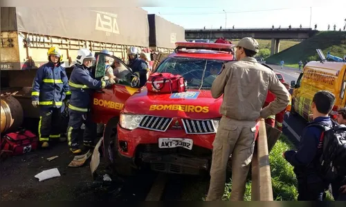 Viatura dos Bombeiros de Ivaiporã se envolve em acidente na BR-376 em Ponta Grossa
