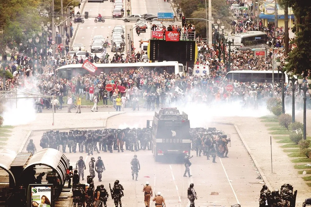 Confronto entre polícia e manifestantes ocorrido no dia 29 de abril, em Curitiba (Foto: Arquivo/TN)