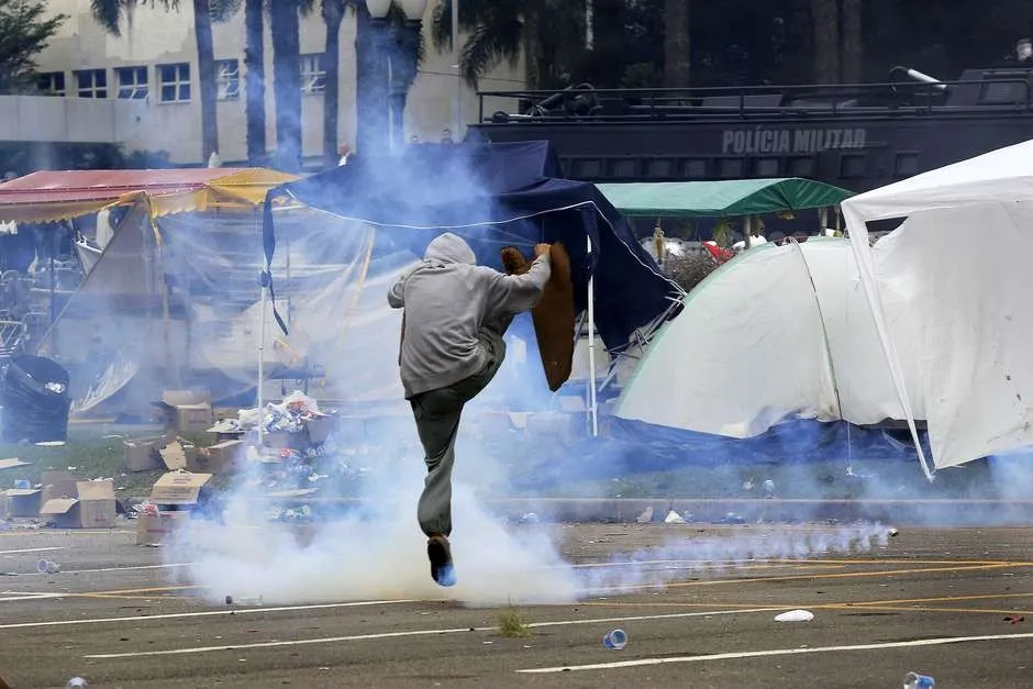 Protesto de professores terminou em batalha campal em Curitiba Foto: Agência Paraná