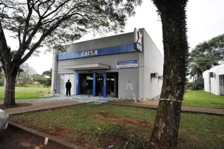 Caixa eletrônico da UEL destruído (Crédito: Gilberto Abelha/JL)