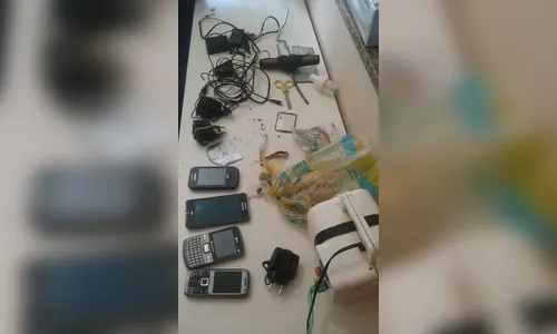 ​Quatro celulares são apreendidos durante 'bate-grade' em Faxinal