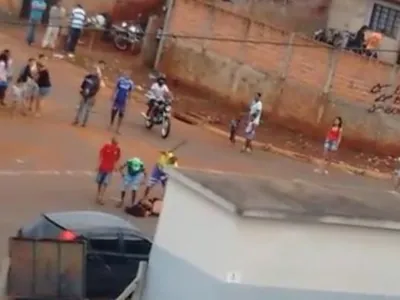 O homem de camisa amarela é um dos mais violentos na série de agressões (Crédito: Reprodução)