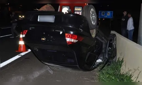 ​Carro com moça de Apucarana capota na BR-376
