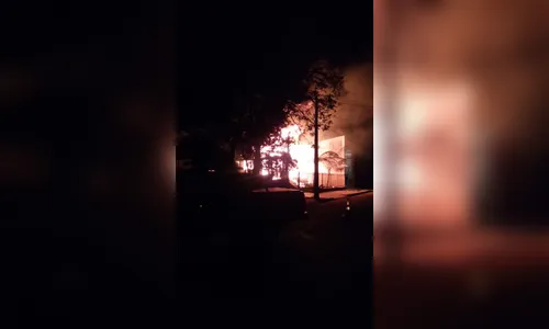 Casa de madeira é destruída pelo fogo em Jardim Alegre  