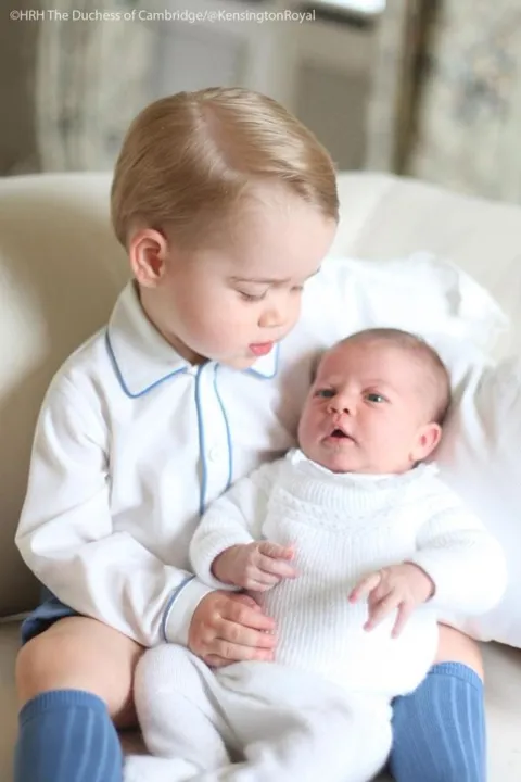 George e Charlotte (Foto: Reprodução / Twitter - HRH The Duchess of Cambrigde / @kensingtonroyal)George