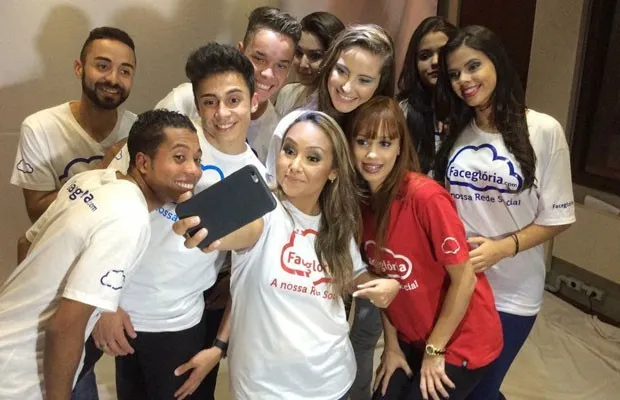 Cantora Bruna Karla (ao centro) é uma das celebridades do mundo gospel que apoia o FaceGlória. (Foto: Divulgação/FaceGlória)