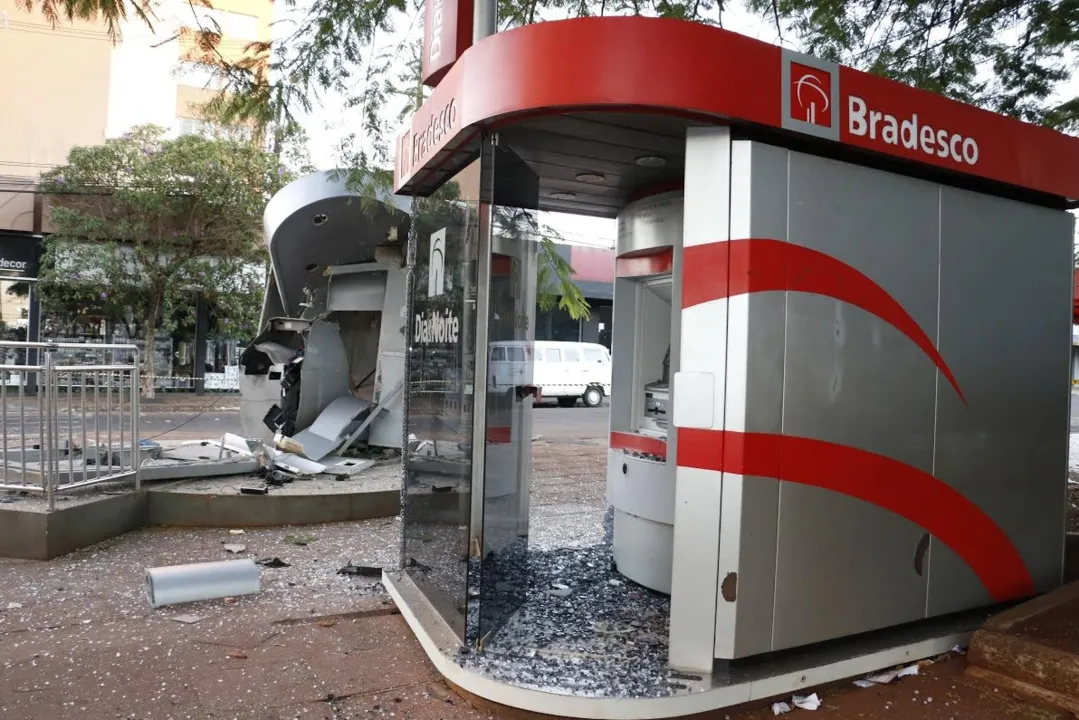 Ladrões explodem caixas eletrônicos em Arapongas - Foto: Lurdinha Fonseca