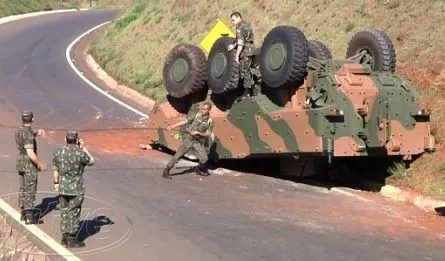 Dois caminhões e um guincho foram utilizados para desvirar o tanque - Foto: Catve/ Terra