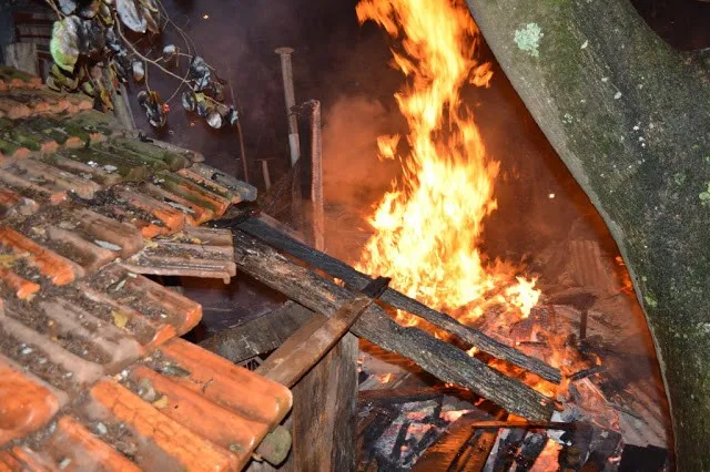 Incêndio destruiu uma casa de madeira situada na Rua Território do Acre - Foto: Blog do radialista Ronaldo Senes, o "Berimbau"