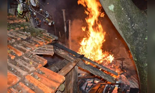 Incêndio destroi moradia em Borrazópolis