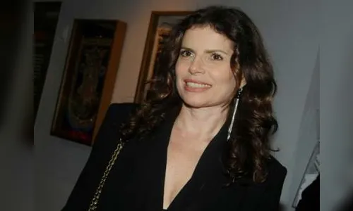 Débora Bloch dá cano em premiação e Claudia Raia é deixada de lado