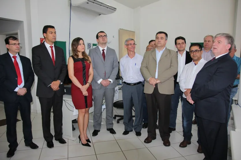  Além de Novochadlo, também estiveram presentes a diretora geral do TRE-PR, Ana Flora França e Silva, e o diretor de Planejamento, Estratégia e Gestão, Valcir Mombach. O prefeito de Apucarana Beto Preto (PT) também compareceu e fez o teste do novo sistema - Foto: Dirceu Lopes 