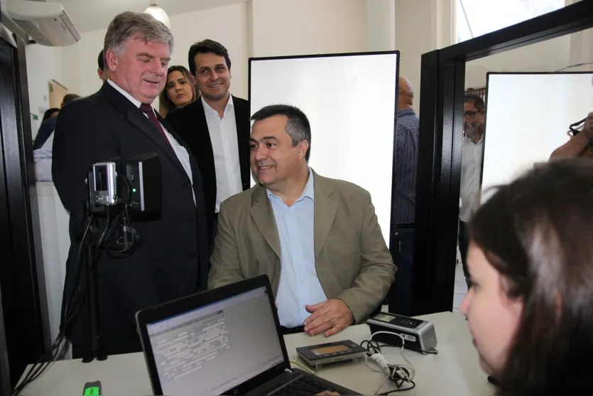  O prefeito de Apucarana Beto Preto (PT) também compareceu e fez o teste do novo sistema - Foto: Dirceu Lopes 