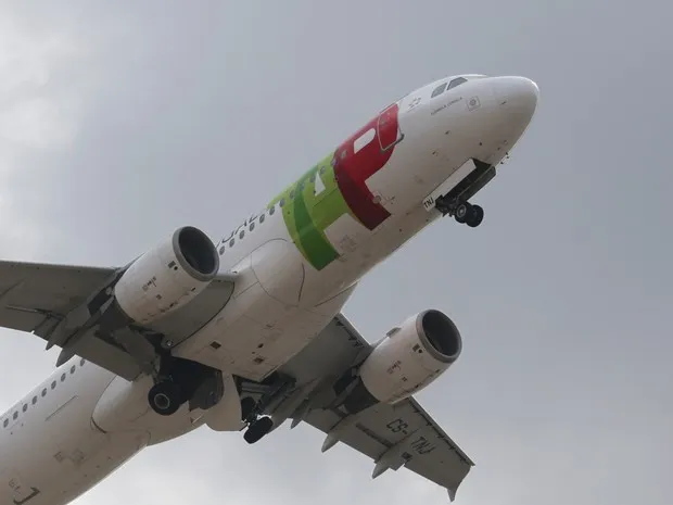 Avião da TAP decola nesta quinta-feira (11) do aeroporto de Lisboa (Foto: Armando Franca/AP)