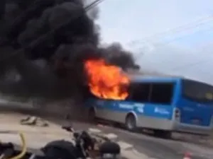 Ônibus do BRT foi queimado na manhã desta sexta-feira (12) (Foto: Reprodução/Whatsapp)