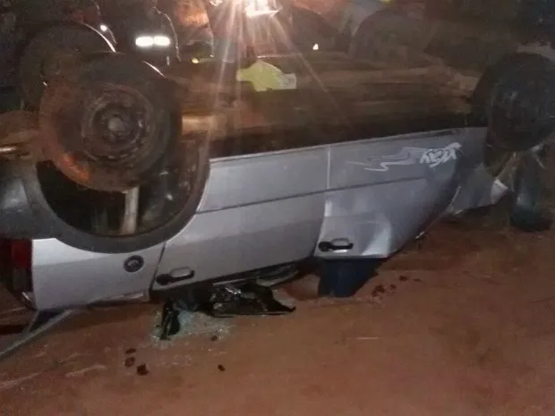 Carro capotou após atropelar as três vacas na pista, segundo a PRE (Foto: Divulgação/Polícia Rodoviária Estadual)