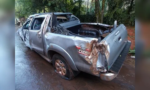 ​Mãe e filha ficam feridas após capotamento de picape em São João do Ivaí