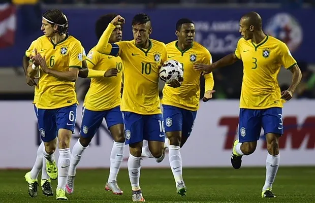O Brasil teve a iniciativa para buscar o triunfo sobre o Peru - Foto: AFP