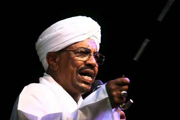 O presidente do Sudão, Omar Hassan al-Bashir, faz discurso em Cartum no dia 2 de junho (Foto: Reuters)