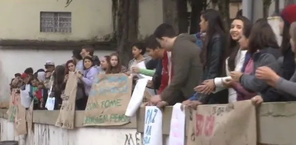 Alunos organizaram manifestação pedindo por melhorias -  Foto: G1 Paraná