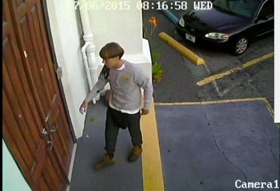 Imagem de câmera de segurança mostra suspeito de matar nove pessoas em igreja de Charleston. 18/06/2015 Foto: Polícia de Charleston / Reuters