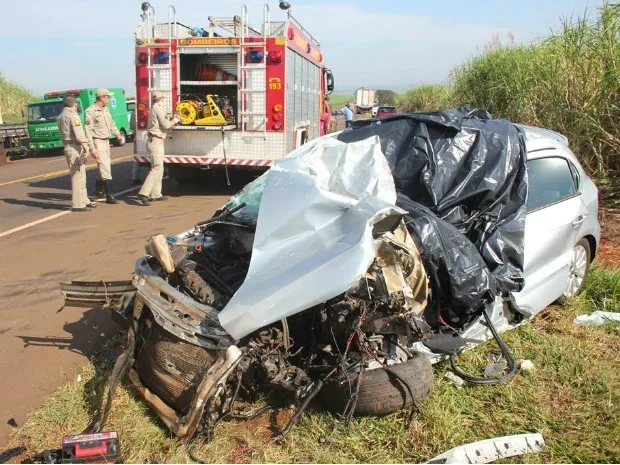 Acidente na BR-369 deixou o carro dirigido pelo secretário ficou destruído (Foto: Reginaldo Tinti/Anuncifácil)