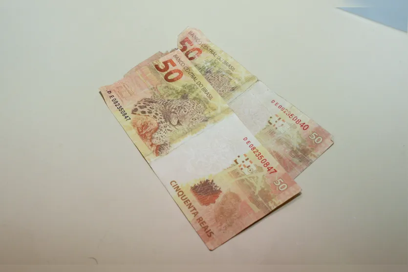  Com o detido a polícia apreendeu duas notas inválidas de R$ 50 (Sérgio Rodrigo) 