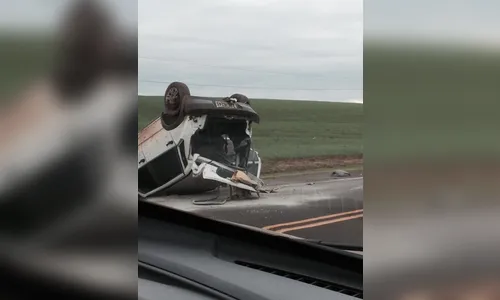 ​Carro, de Marilândia do Sul, capota na BR-376
