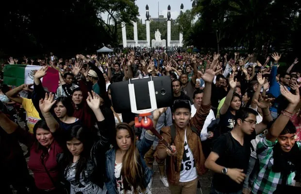 Mexicanos tentam quebrar recorde de maior selfie do mundo. (Foto: Marco Ugarte/Associated Press)