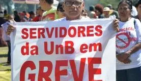 Professores participam de ato em frente ao Palácio do Buriti, em BrasíliaAntonio Cruz/Agência Brasil