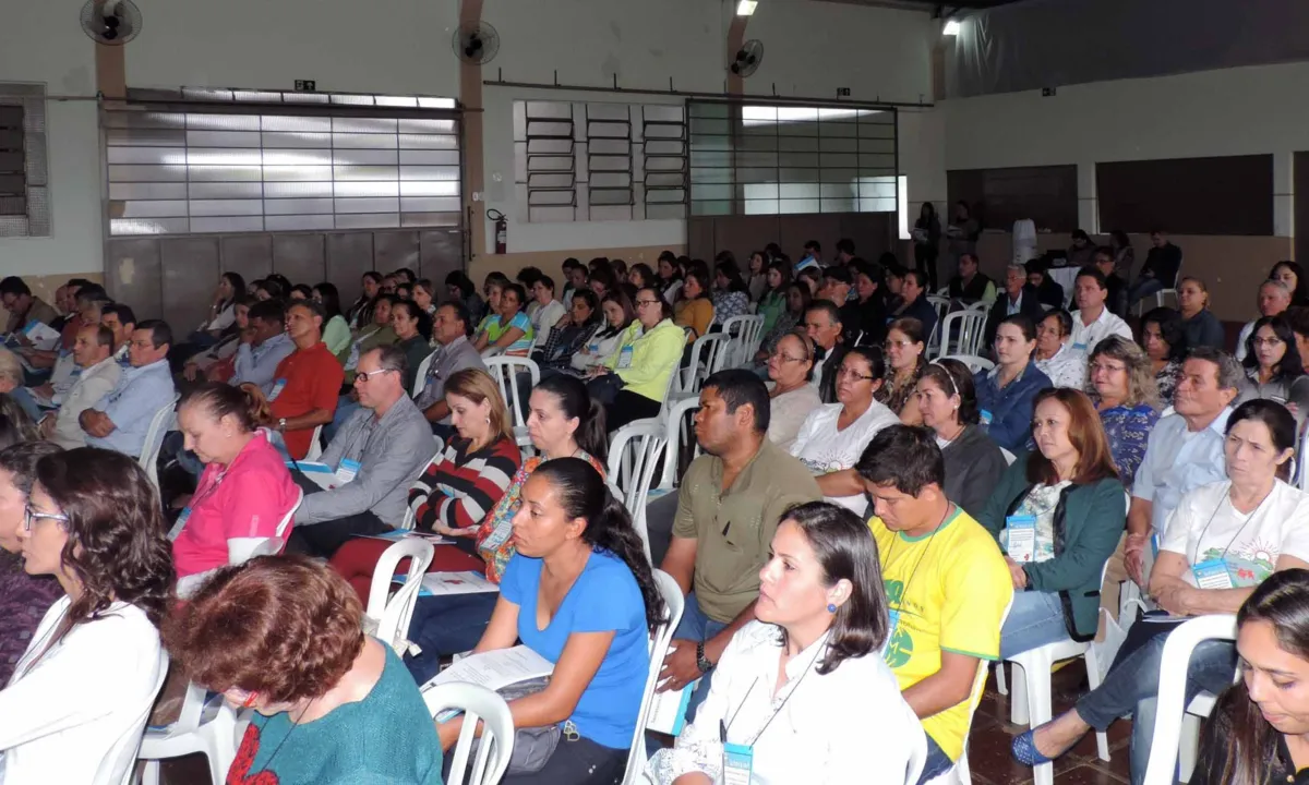 Aproximadamente 200 pessoas participaram do debate no salão paroquial (Foto/Divulgação)
