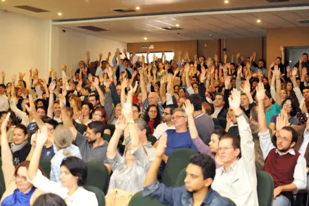 Em assembleia realizada na manhã de hoje (23), no anfiteatro do Centro de Ciências Biológicas, os professores da UEL decidiram suspender a greve - Foto: Agência UEL