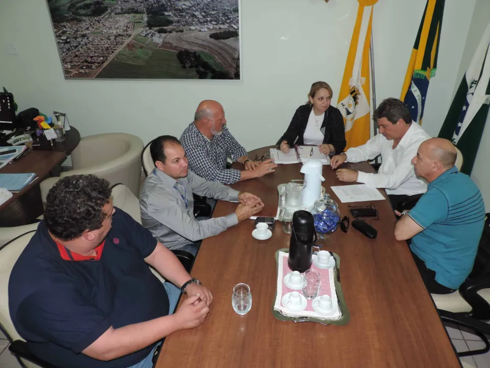 A prefeita Regina discute renovação de contrado com diretores da Sanepar (Foto/Divulgação)