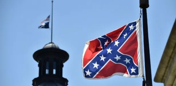 Imagem mostra bandeira confederada, hasteada na frente do Capitólio estadual da Carolina do Sul
