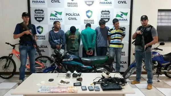 Policiais detêm rapazes com 75 pedras de crack na área central de Apucarana