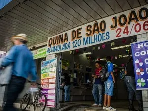 9 apostas dividem prêmio da Quina de São João (Foto: Igor do Vale/Estadão Conteúdo)