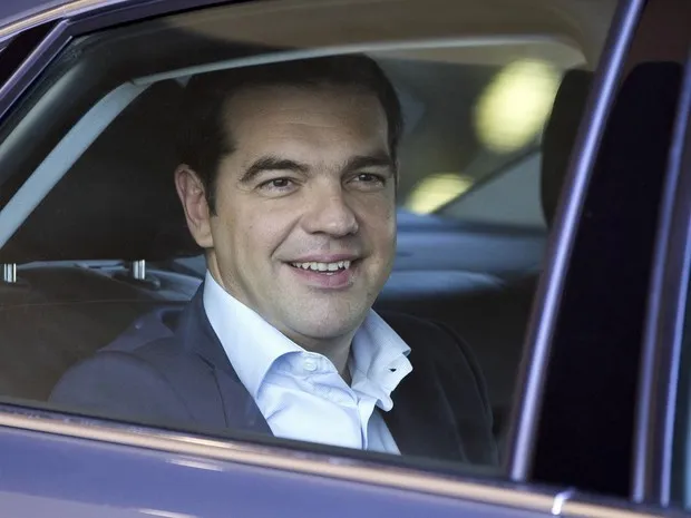 O primeiro-ministro grego, Alexis Tsipras, deixa a sede da Comissão Europeia em Bruxelas, nesta quarta-feira (24) (Foto: Reuters/Yves Herman)