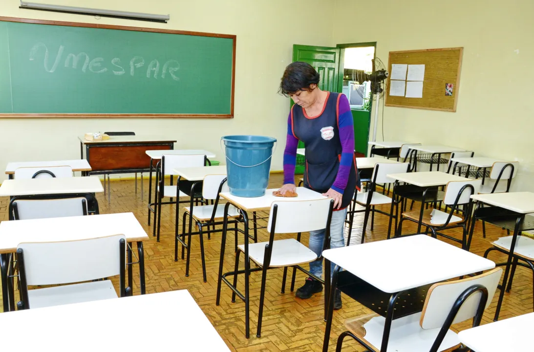 Funcionária faz limpeza de salas de aulas na Unespar de Apucarana (Foto: Delair Garcia)