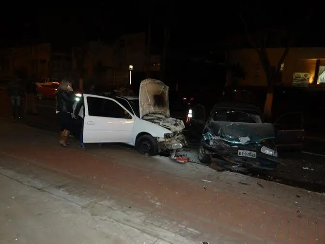 Colisão de veículos no sábado à noite deixou cinco pessoas feridas em Apucarana - Foto: José Luiz