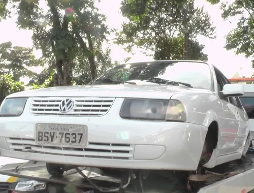 Carro furtado é localizado depenado em Apucarana - Foto: RTV Canal 38