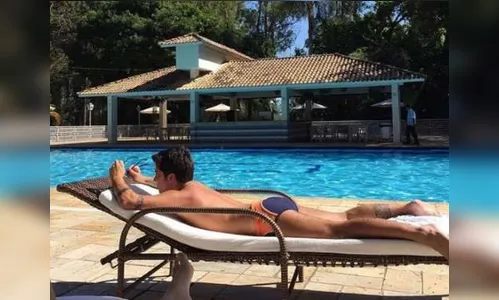 Só de sunga, Thammy faz mistério sobre resultado de cirurgia