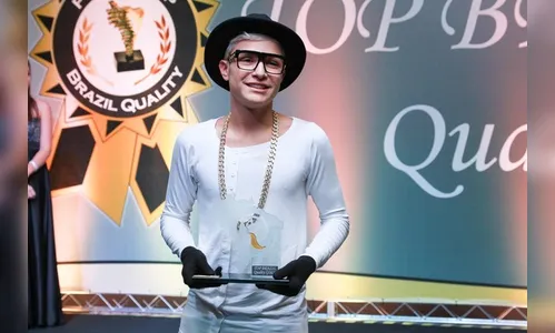 Cheio de estilo, MC Gui recebe prêmio em São Paulo