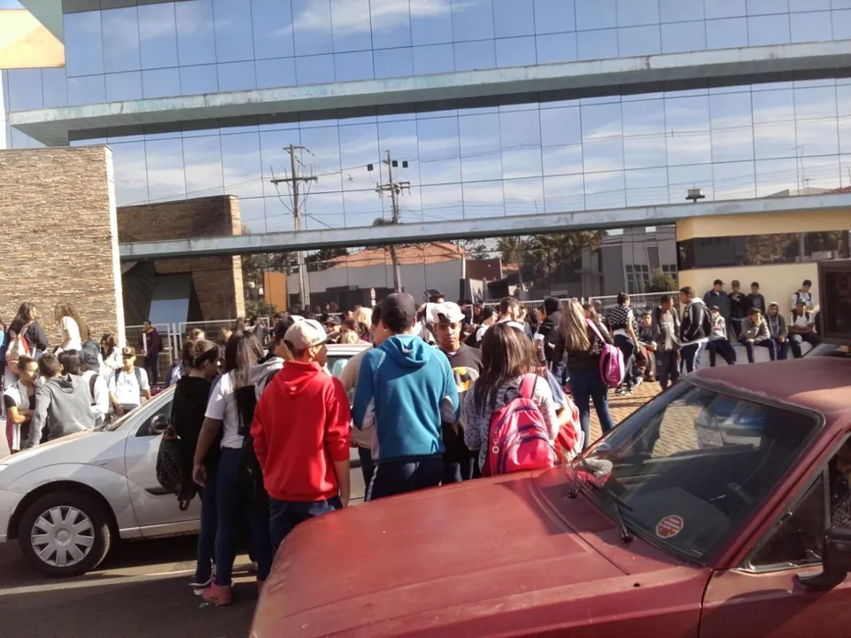 Estudantes se concentraram em frente à Prefeitura de Arapongas para pedir melhorias no transporte escolar - Foto: Adriana Roveri