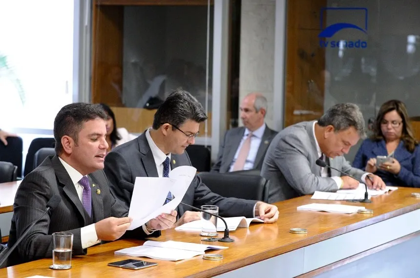 Senador Gladison Camelli lê relatório sobre o projeto do senador Sérgio Petecão (D) - Foto: Dilson Rodrigues/Agência Senad