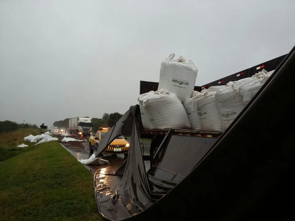 ​Parte de carga de fertilizantes cai na BR-376, em Apucarana - Foto: RTV Canal 38