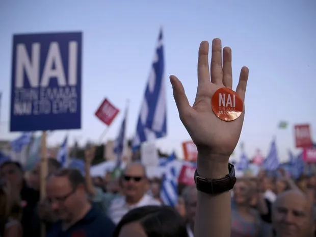 Gregos protestam pelo 'sim' em manifestação nas ruas de Atenas, na sexta (3) (Foto: Reuters/Marko Djurica)