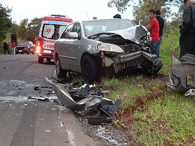 Acidente com carro de Apucarana na BR-369 deixa três pessoas feridas - Foto: paranaligado.com.br