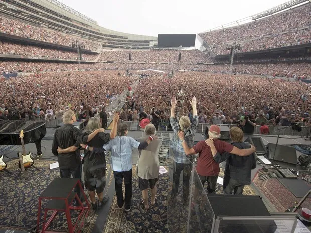 ​Os componentes da banda de rock Grateful Dead agradecem o público que lotou o estádio Soldier Field, em Chicago (EUA), para o que eles disseram ter sido o último show da carreira, no domingo (5). Cerca de 70 mil pessoas encheram o estádio para o show (Foto: Jay Blakesberg via Reuters)